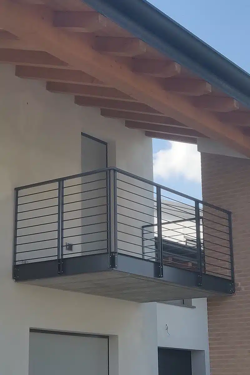 ringhiera-semplice-per-balcone-parma