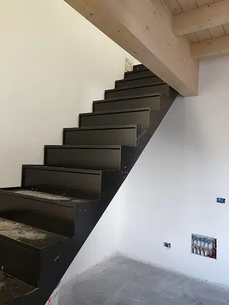 scala-nera-in-realizzazione